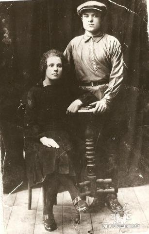 На этой фотографии изображён Савельев Николай Фёдорович с женой ещё до войны.   